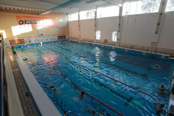 спортивное плавание в бассейне